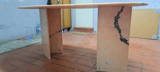 Mesa ovalada de mármol rosa