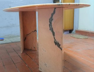 Mesa ovalada de mármol rosa
