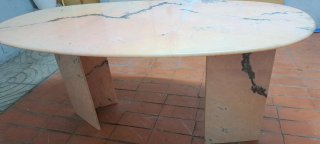 Mesa ovalada de mármol rosa