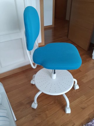 Silla de escritorio azul y blanca