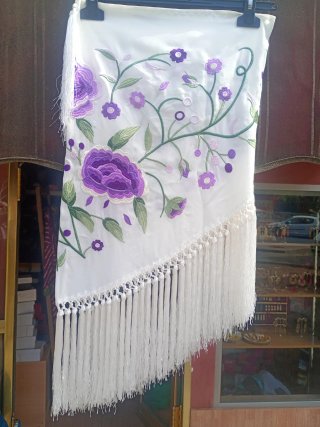 Mantoncillo blanco flor lila flecos
