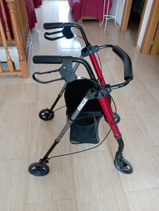 Andador para personas mayores con freno