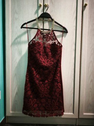 Vestido de fiesta color vino con cadena dorada