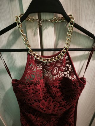 Vestido de fiesta color vino con cadena dorada