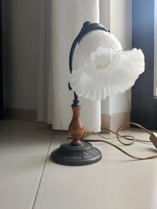Lampada da tavolo vintage in vetro e legno