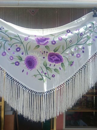 Mantoncillo blanco bordado flor lila