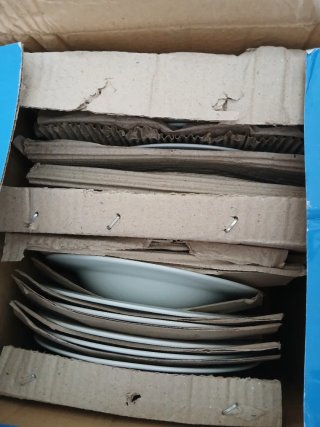 Vajilla de 18 platos de cerámica.