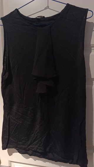 Camiseta sin mangas negra con volantes