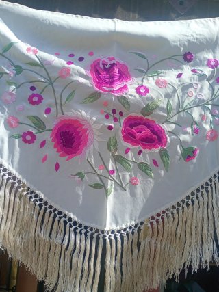 Mantoncillo beige con flores fucsia