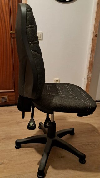 Silla ergonómica de tela gris