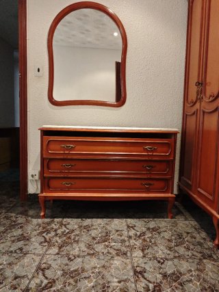Se regala cómoda de madera con tapa de mármol