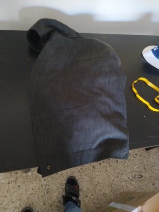 Chaqueta Quechua gris con capucha