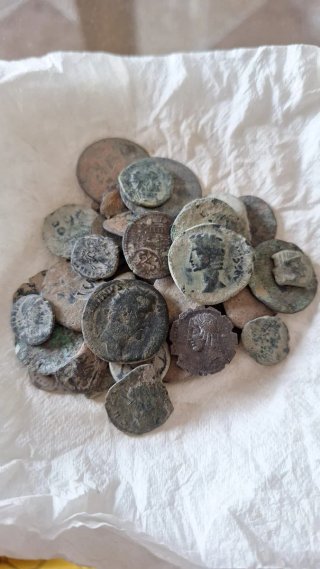 Lotto di 50 antiche monete romane
