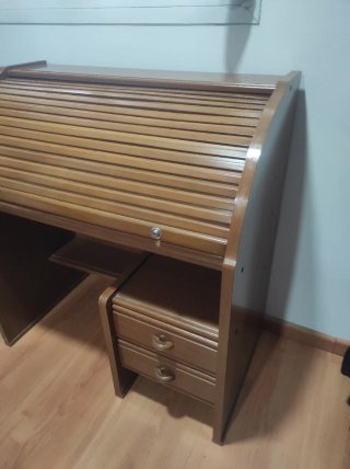 Escritorio de madera con persiana