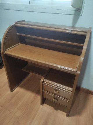 Escritorio de madera con persiana