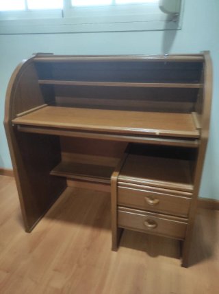 Escritorio de madera con persiana