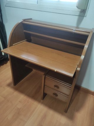 Escritorio de madera con persiana