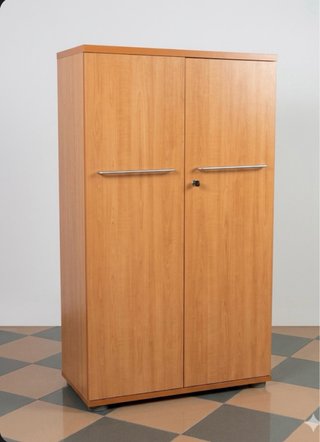 Mesa de oficina y sillas