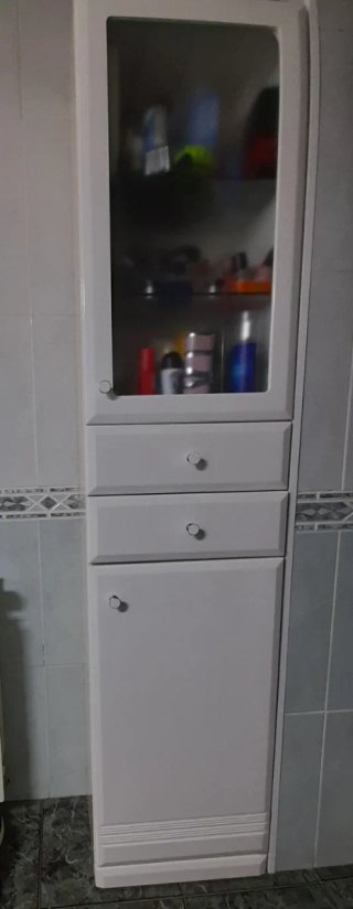 Armario de baño blanco con puerta de cristal
