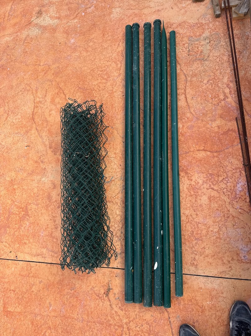 Postes metálicos verdes para vallas
