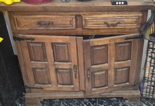 Mesa de madera con cajones y puertas