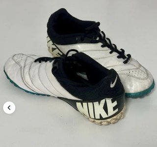 Zapatos de fútbol Nike multitacos, blancos