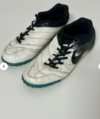 Zapatos de fútbol Nike multitacos, blancos