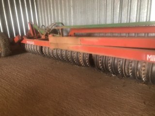 Tractor, sulfatadora, cultivador, arado, rodillo