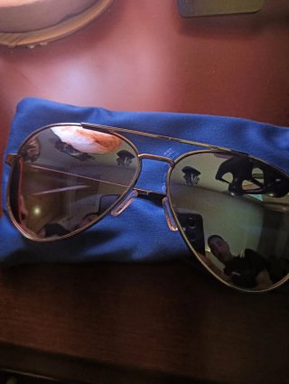 Gafas de sol aviador doradas y negras
