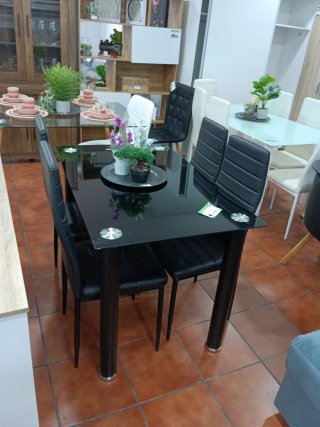 Mesa de cristal templado con 4 sillas