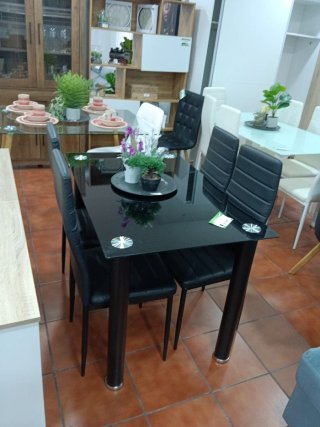 Mesa de cristal templado con 4 sillas