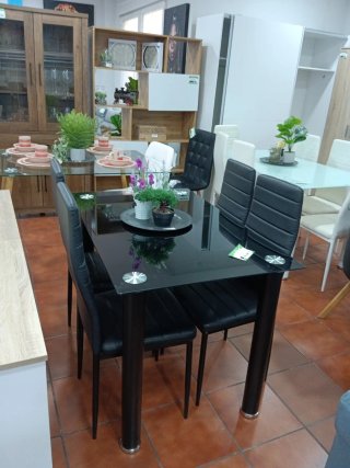 Mesa de cristal templado con 4 sillas