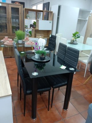 Mesa de cristal templado con 4 sillas
