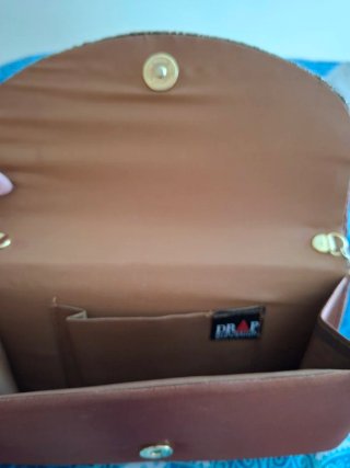 Bolso de fiesta marrón y dorado