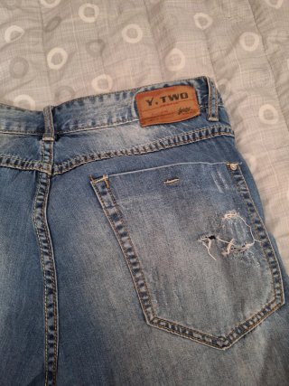 Jeans corti uomo strappati