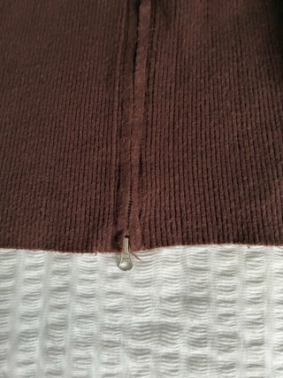 Jersey marrón con cremallera
