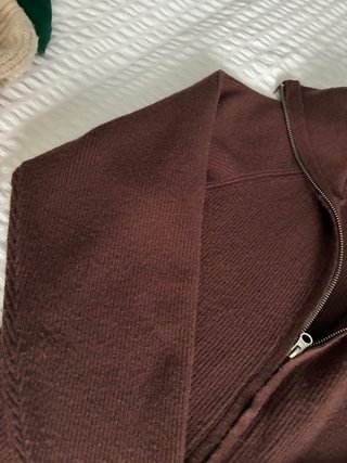 Jersey marrón con cremallera