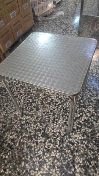 Set di 6 tavoli in metallo e plastica a 10€ ciascuno