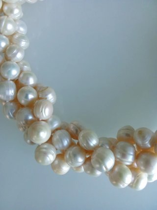 Collar perlas cultivadas: Blanco nacarado y negro.