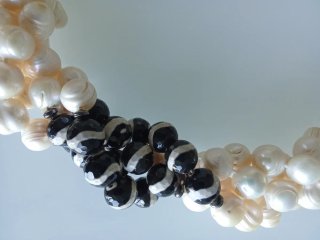 Collar perlas cultivadas: Blanco nacarado y negro.