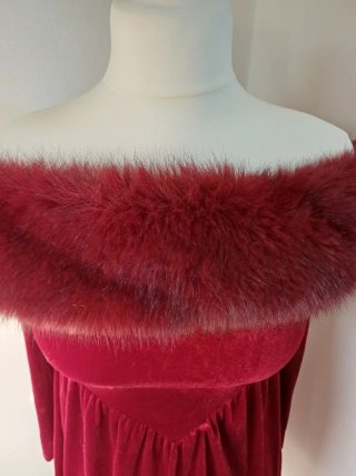 Vestito rosso con finta pelliccia.