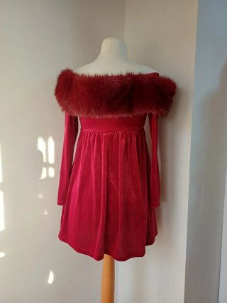 Vestito rosso con finta pelliccia.