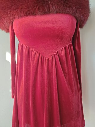 Vestito rosso con finta pelliccia.