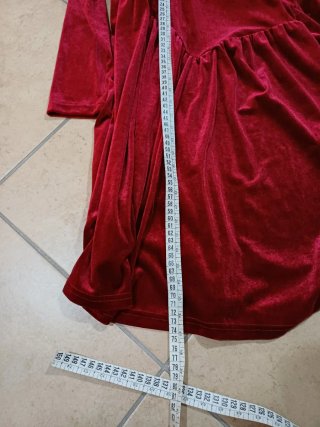 Vestito rosso con finta pelliccia.