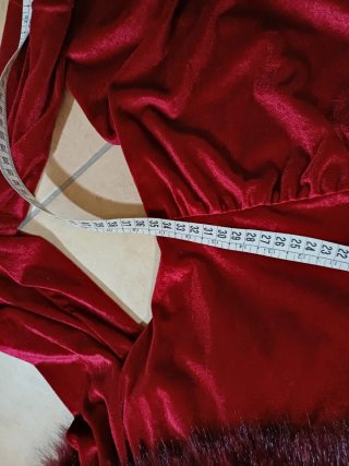 Vestito rosso con finta pelliccia.