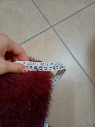 Vestito rosso con finta pelliccia.