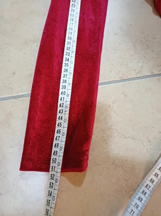 Vestito rosso con finta pelliccia.