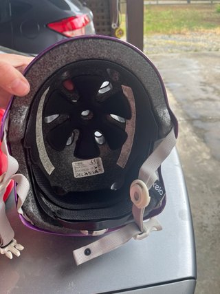 Casco de bici rojo y otro lila 5€ cada uno