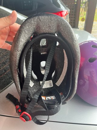 Casco de bici rojo y otro lila 5€ cada uno