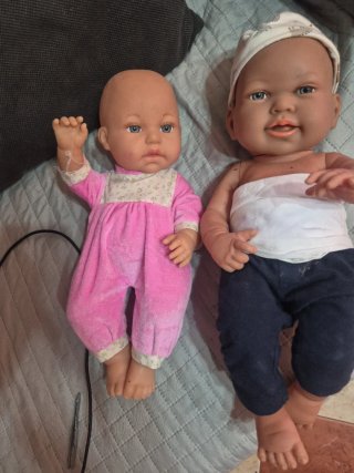 Dos muñecas bebé
